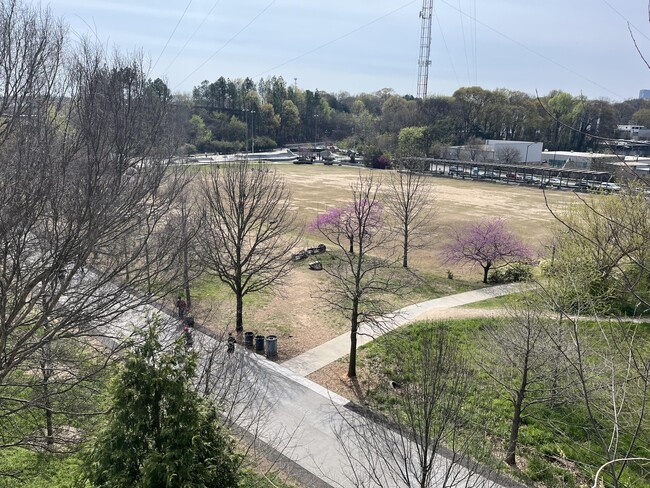 Vista de la circunvalación y el parque de patinaje - 821 Ralph McGill Blvd NE