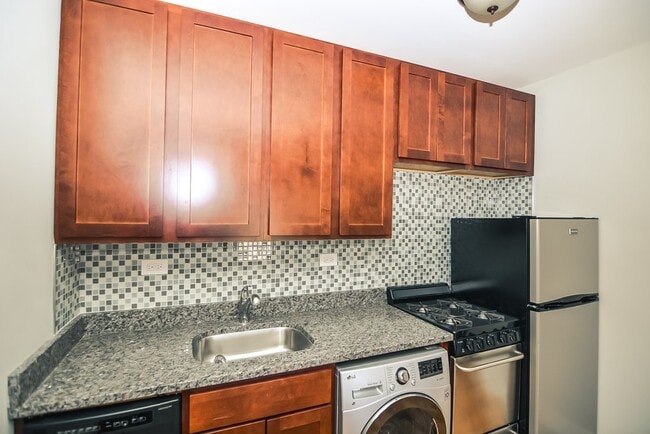 Building Photo - 555 W Arlington