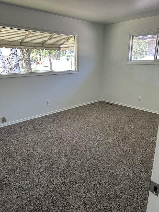 Building Photo - 11827-11847 47 St NW