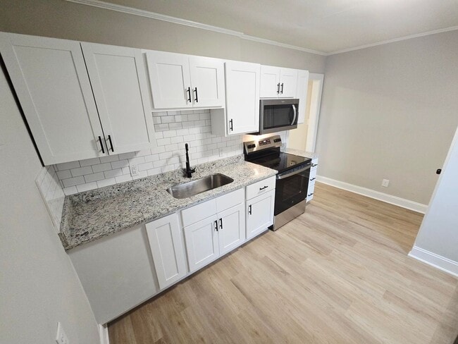 Building Photo - Newly Renovated Rental Available in Burlin...