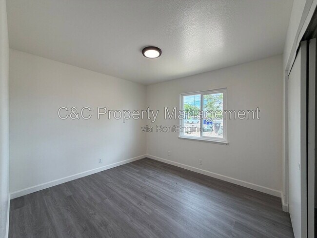 Foto del edificio - 21490 Bear Valley Rd