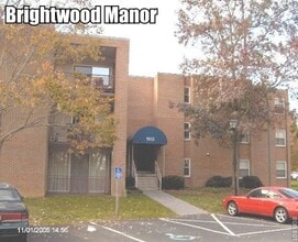 Building Photo - 900 Brightwood Manor Dr