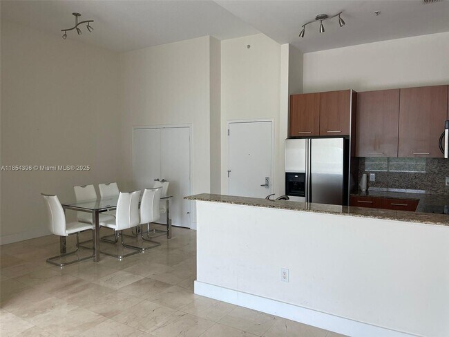 Foto del edificio - 9055 SW 73rd Ct
