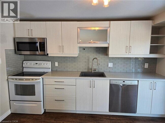 Building Photo - 514 Rosemeadow Crescent