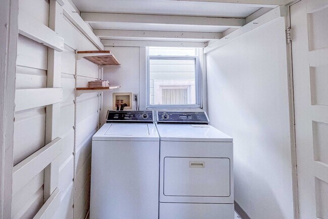 Foto del edificio - TOP FLOOR 1BR. Remodeled! W/D IN-UNIT! Dishwasher!