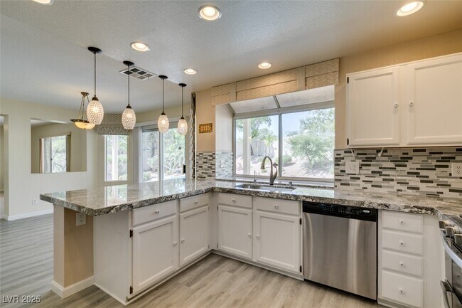 Building Photo - 2113 Desert Pines St