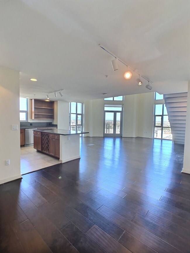 Building Photo - Fantastic 2 Bed/2Bath Penthouse with Panor...