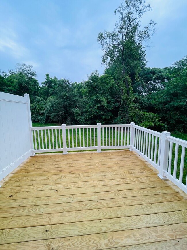 Building Photo - Like New Townhouse for Rent - END UNIT