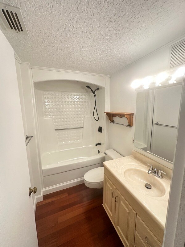 Foto del edificio - 4727 Lumberton Dr