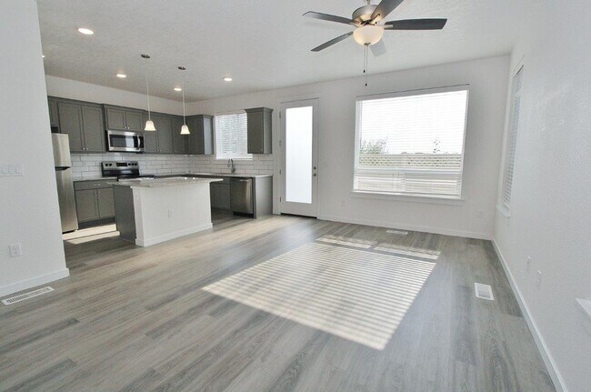 Foto del edificio - Modern townhouse in a Cozy Community. 50% ...