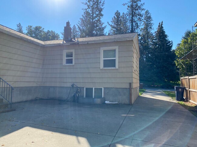 Building Photo - Beautiful 3 bed/2 bath On South Hill!