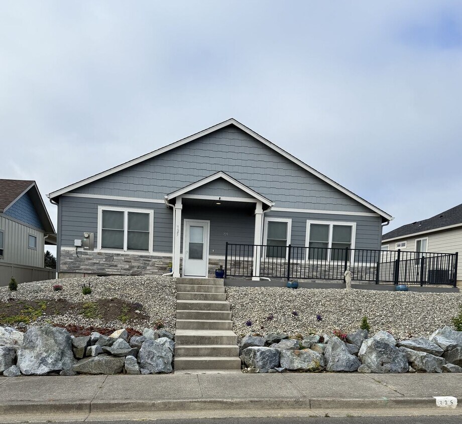 Primary Photo - Stunning 3 bed/2 bath near Beaches & Dunes