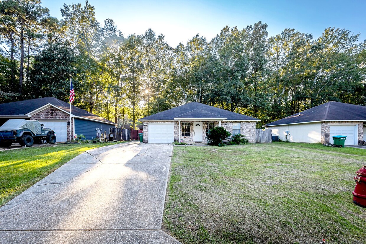 Primary Photo - Adorable Home with fenced in backyard!