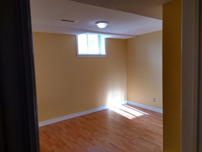 Building Photo - 72 Featherstone Av