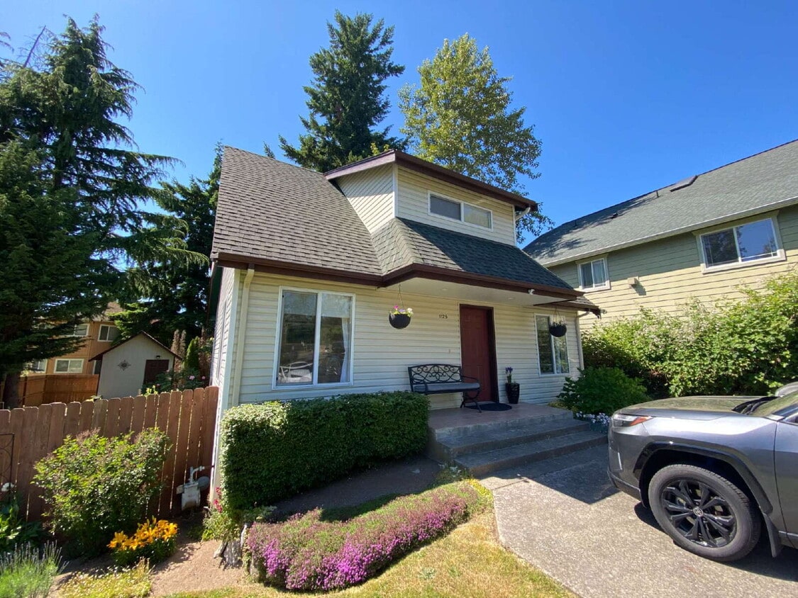 Foto principal - Quiet 3-Bed, 1.5-Bath Home with Large Encl...