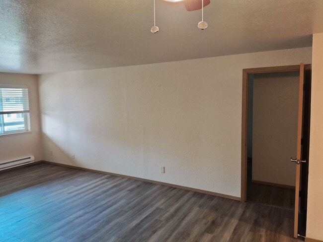 Building Photo - Spacious 3 bedroom unit!