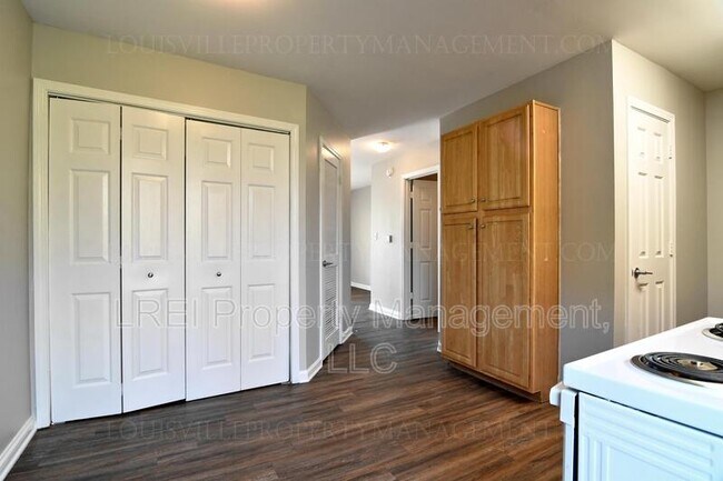 Building Photo - 750 Marian Village Dr