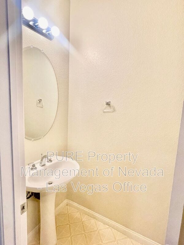 Building Photo - 117 Castle Course Ave