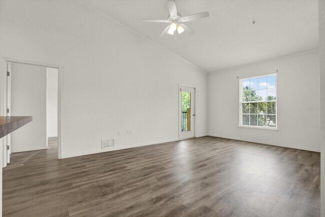 Foto del edificio - 10201 Courtney Palms Blvd