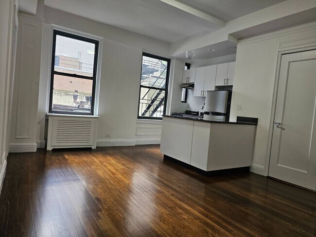 Building Photo - 140 E 46th St