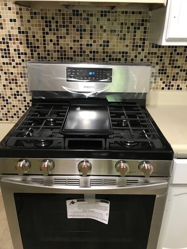 New Stainless steel stove - 15 Scenic Dr