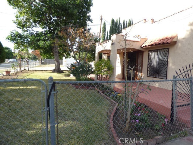 Building Photo - 409 W Saxon Ave