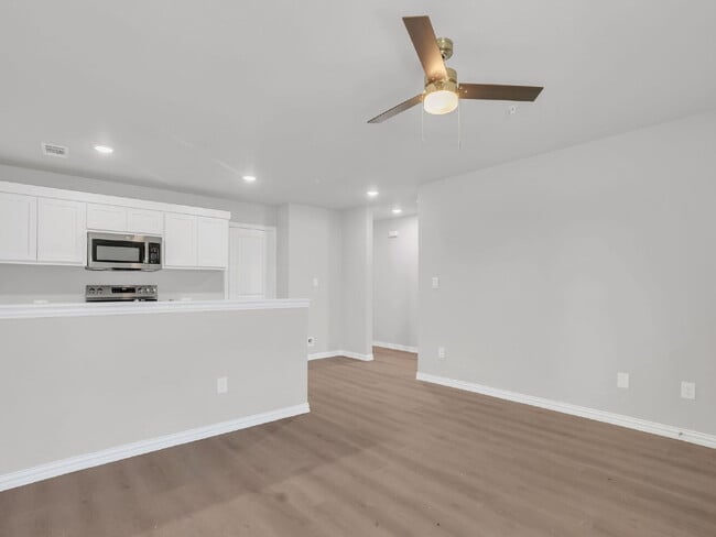 Foto del edificio - Brand New Fourplex