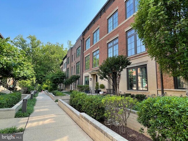 Foto del edificio - 3721 Chevy Chase Lake Dr