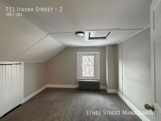 Building Photo - 711 Itaska St