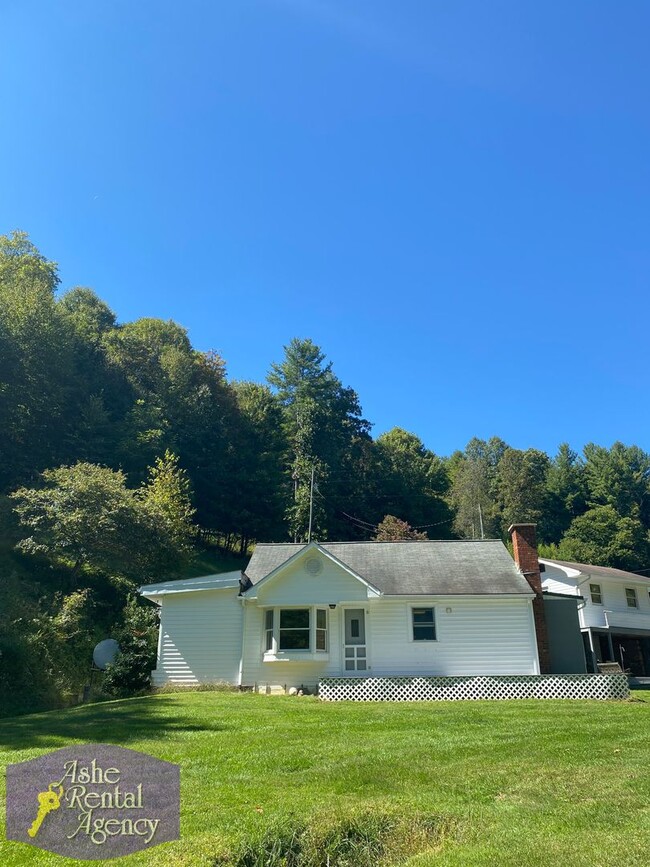 Building Photo - 1 Bed/1 Bath Farmhouse Near The New River!