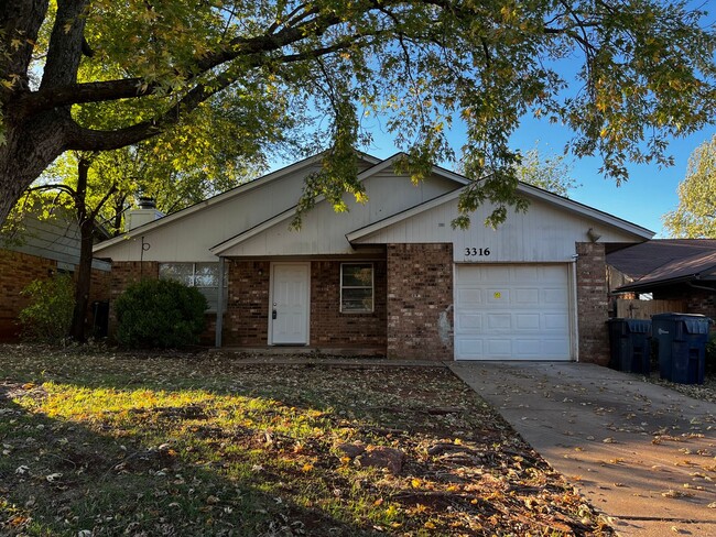 Foto del edificio - Renovated 4 Bed 2 bath in Southeast Oklaho...