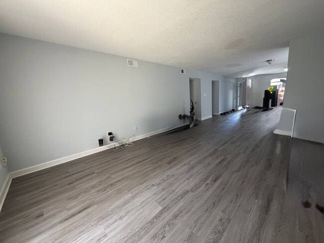 Building Photo - 2 bedroom 2 bath Updated Condo at Avery Close! ON THE WOLFLINE!