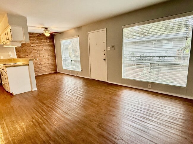 Building Photo - 918 Heights Blvd