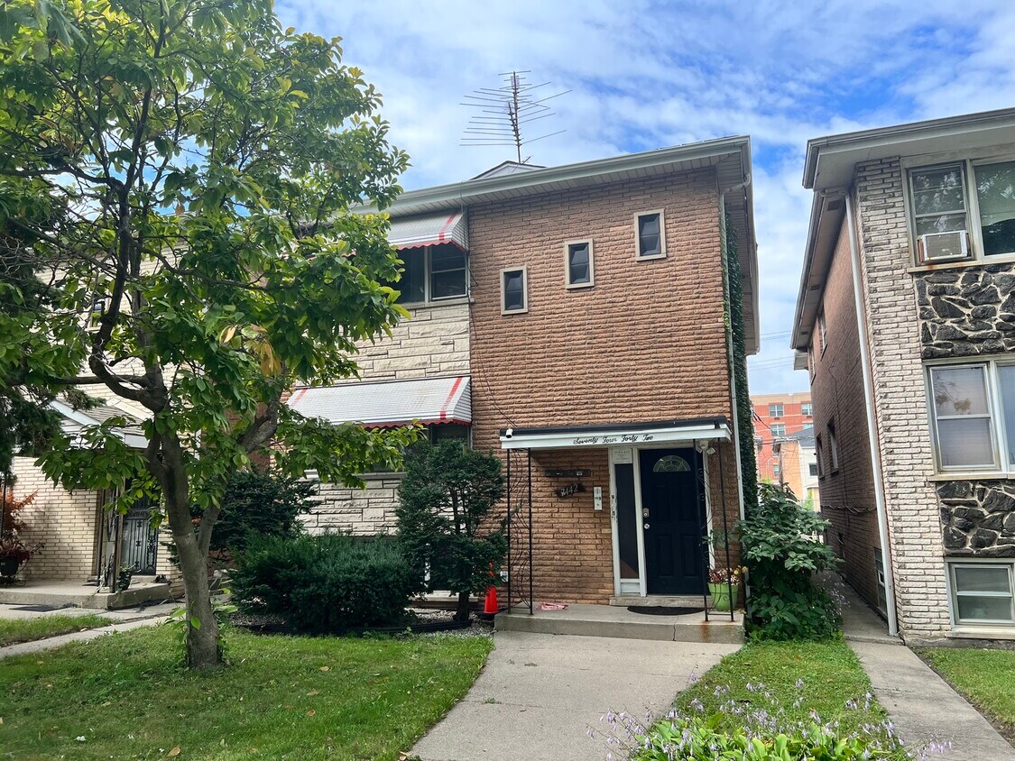 Primary Photo - 7442 S Maplewood Ave