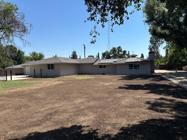 Building Photo - 4832 N Fruit Ave