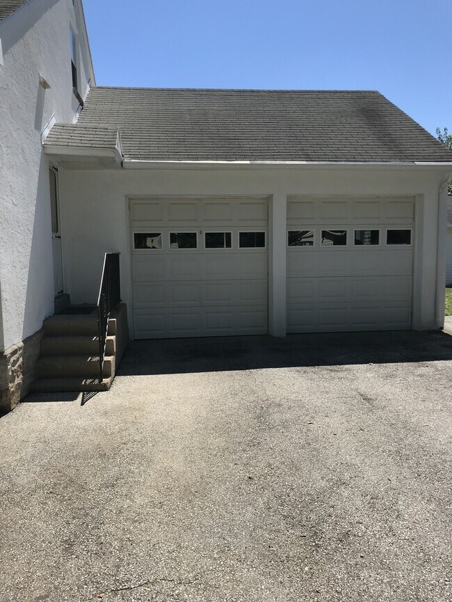 Building Photo - Large 4 Bedroom/ 2 bath Single Home
