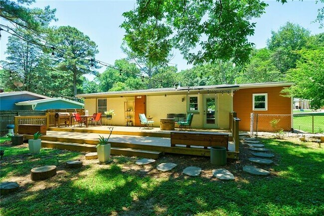 Building Photo - 3218 Highland Dr SE