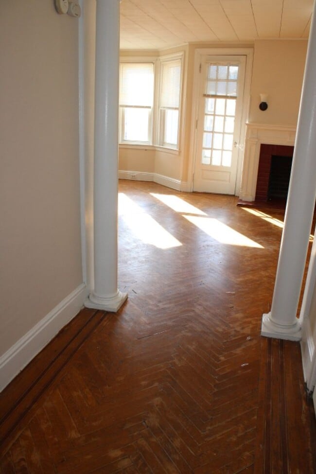 Building Photo - 39 Main St