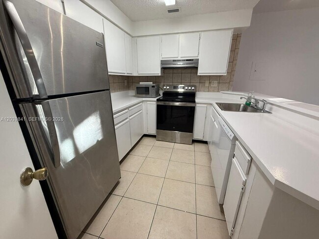 Building Photo - 2550 SW 18th Terrace