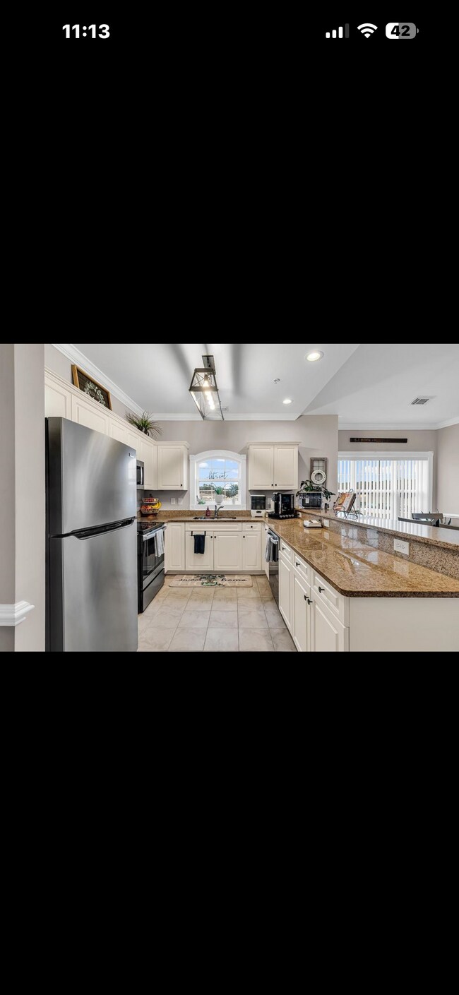 Spacious kitchen - 124 S Shore Blvd