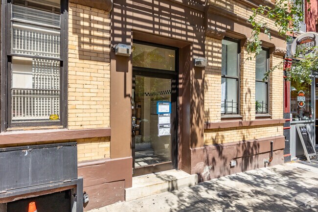 Entrada - 309 E 76th St