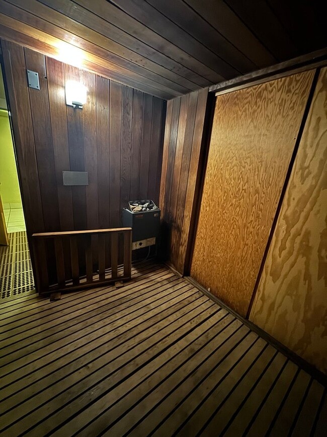 Building Photo - 1 Bed 1 Bath renovated with parking at Alo...