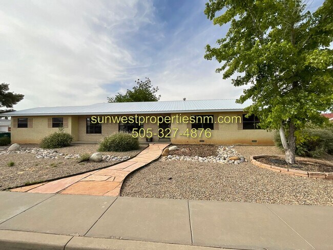Foto del edificio - 4 Bedroom, 2 Bathroom House with Fenced Ba...