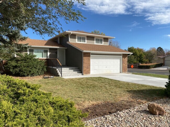 Foto del edificio - Spacious West-Side Tri-Level Home