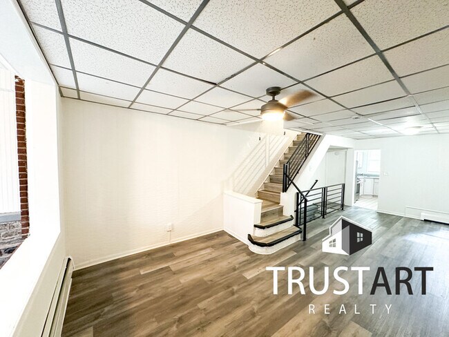 Foto del edificio - 3 bedroom house/ semi finished basement/ba...
