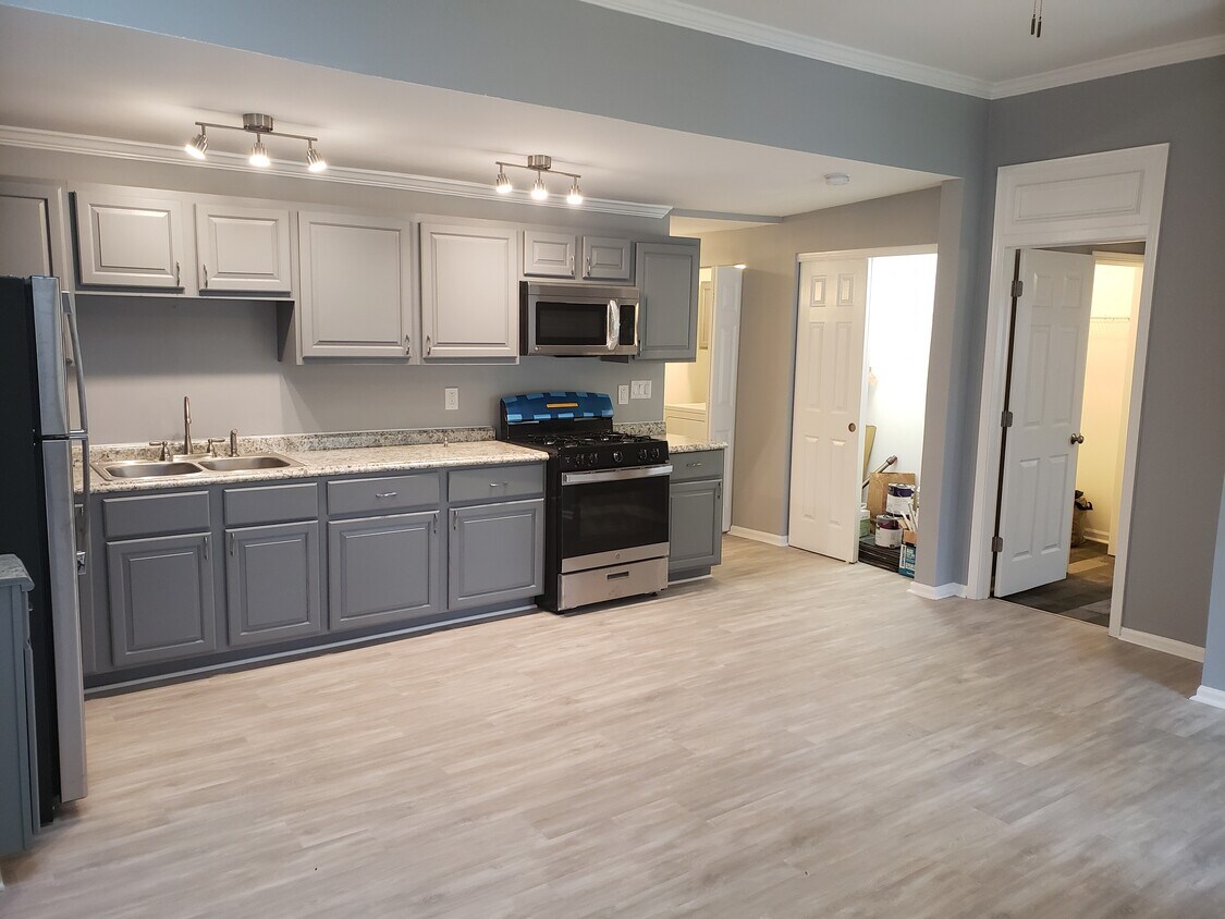 Kitchen w/ new SS Oven and Microwave - 324 E Railroad St