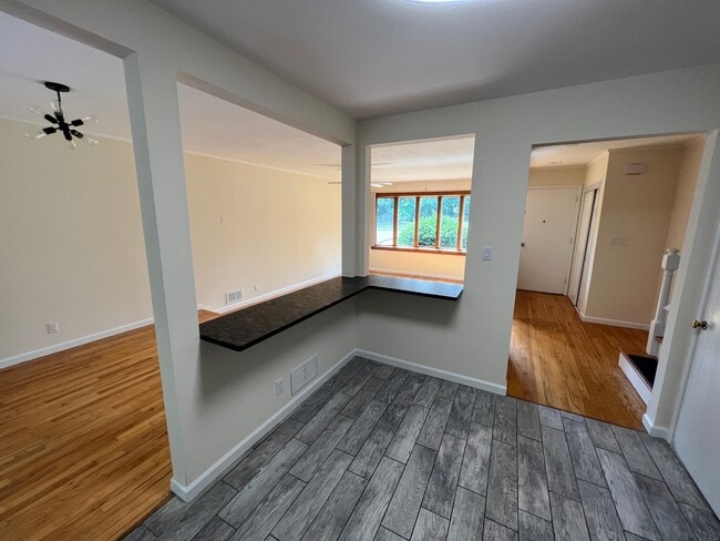 Building Photo - 2368 Hawthorne Dr