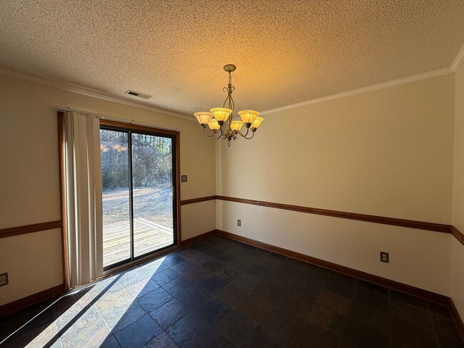 Building Photo - Nice 3 bedroom, 2 bath House