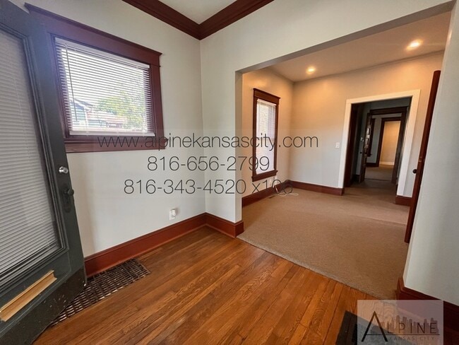 Building Photo - Cute HOUSE in Gillham Plaza, Gated Off Street Parking!