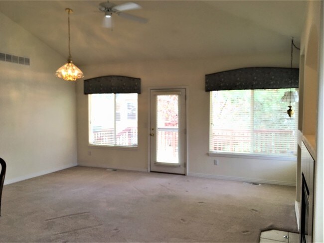 Building Photo - Beautiful Townhome in Aurora